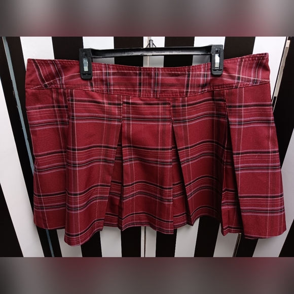 No boundaries burgundy pleated skirt - Picture 6 of 6